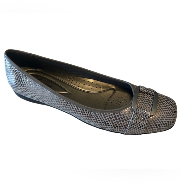 Trotters Sizzle Signature FlT w: Multi metallic embossed fabric Size 11SS - Picture 9 of 10